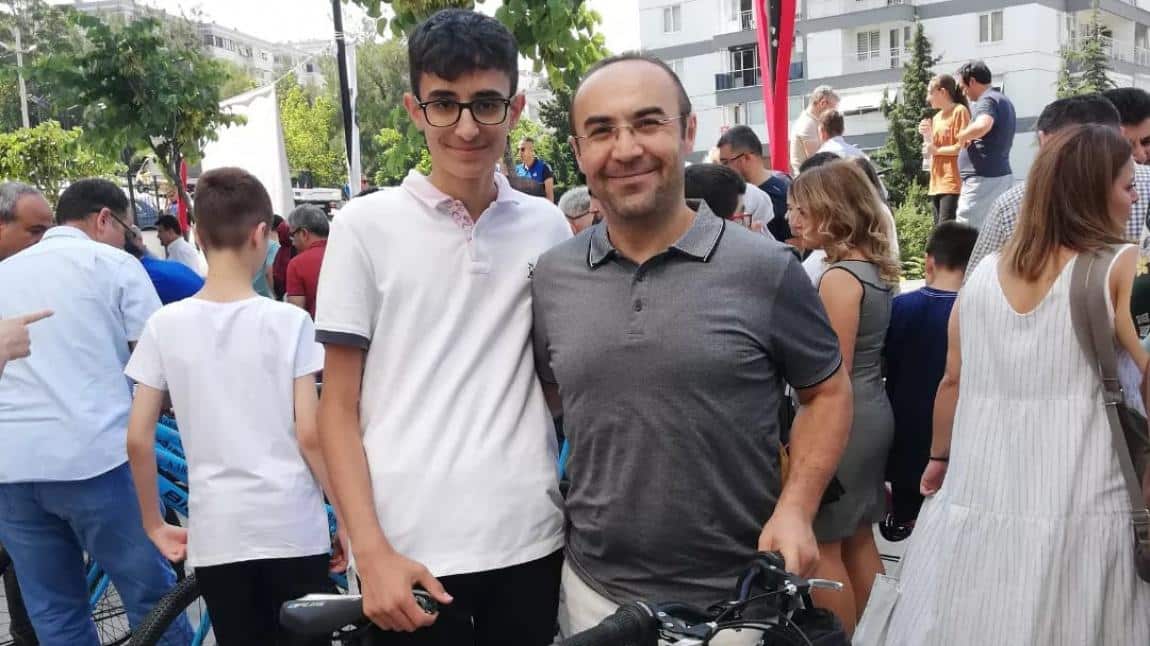 Ögrencimiz Yiğithan Pınarlı'ya Belediyemizden Bisiklet Hediye Edildi